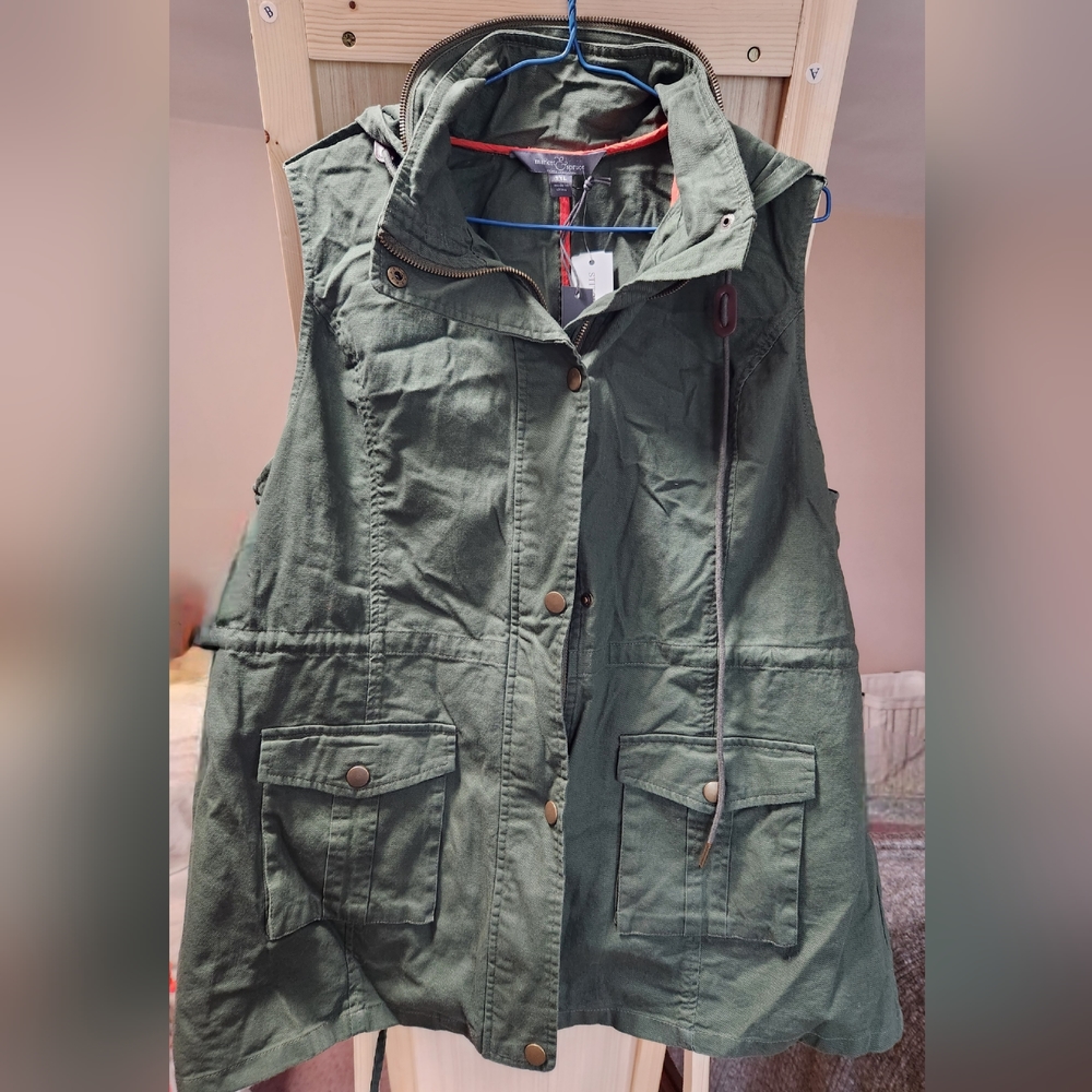 Market and Spruce hooded vest